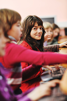 포토 JPG 해외이미지 여자 교육 남자 행복 어린이 의자 교실 학교 수업 함께함 한명 사람 앉기 소년 친구 스터디 컴퓨터 교사 가르침 그룹 책상 어린이만 해외202004 해외포토 직업 1 감정 가구 컨셉 관계 모션 전자제품 학습 파일형식 이미지허브