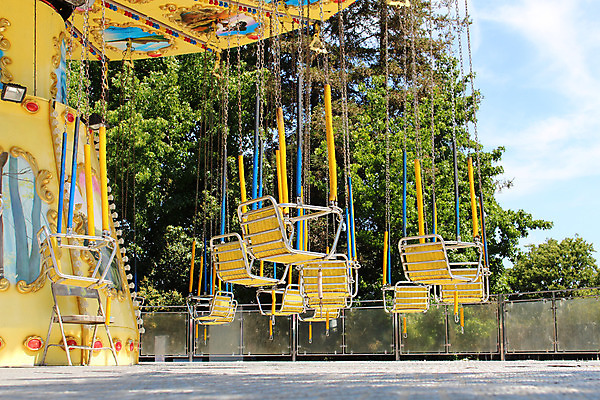 포토 JPG 해외이미지 공원 행복 실루엣 어린이 포즈 의자 가족 모션 놀이 하늘 사람 성인 사람없음 여름 파란색 청춘 컬러풀 활발 놀이공원 바퀴 원형 승차 큼 속도 그네 흥분 회전목마 공평 되감기 해외202004 해외포토 도형 계절 공공시설 감정 컬러 가구 컨셉 관계 촬영기법 테마파크 놀이기구 크기 파일형식 이미지허브