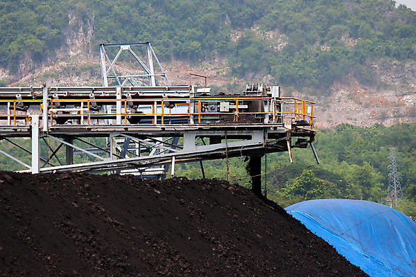 포토 JPG 해외이미지 부분 사람없음 건물 쌓기 힘 기계 에너지 바퀴 불도저 발굴 정사각형 트랙 연료 수납 흙더미 방앗간 연소 배기가스 보일러 석탄 공급 해외202004 해외포토 도형 건축물 모션 흙 중장비 파일형식 더미 이미지허브