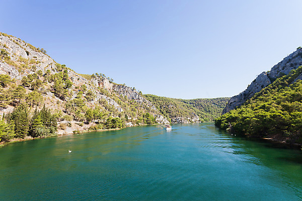 포토 JPG 해외이미지 나무 여행 자연 하늘 표면 휴가 산 항해 풍경 사람없음 물 여름 강 햇빛 펜 평화 맑음 흐름 자유 보트 개울 숲 강의 언덕 백조 엽서 암초 크로아티아 해외202004 해외포토 자연요소 식물 계절 유럽 컨셉 배_교통 조류 날씨 태양 필기구 편지 생태계 파일형식 이미지허브