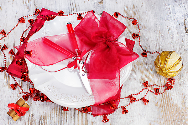 포토 JPG 해외이미지 전통 접시 계절 리본 음식 포크 크리스마스장식 크리스마스 겨울 공 탁자 휴가 새로움 주택 아이디어 사람없음 내부 장식 빨간색 빛 세트 노란색 식당 축제 식사 저녁식사 거품 장식볼 흰색 기구 화려 황금 칼 저녁 연도 설정 해외202004 해외포토 식기 기념일 컬러 가구 컨셉 건물 상점 야간 파일형식 이미지허브