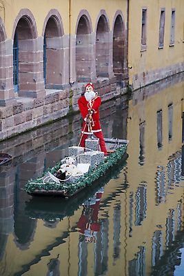 포토 JPG 해외이미지 전통 크리스마스 겨울 휴가 선물 사람없음 빨간색 산타클로스 반사 축제 프랑스 축하 보트 12월 해외202004 해외포토 계절 기념일 유럽 컬러 컨셉 배_교통 날짜 파일형식 이미지허브
