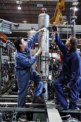 포토 JPG 해외이미지 손 행복 산업 포즈 2 작업복 설명 안전 두명 모니터 기계 과학기술 지성 공구 최고 업무 기술자 엔지니어 제조 수증기 승무원 감시 가스 튜브 기선 공학 넘어짐 보일러 압력 압축 헬프 해외202004 해외포토 직업 옷 교육 감정 배_교통 모션 기술 사람 신체부위 컴퓨터 도구 작업 도움 파일형식 이미지허브