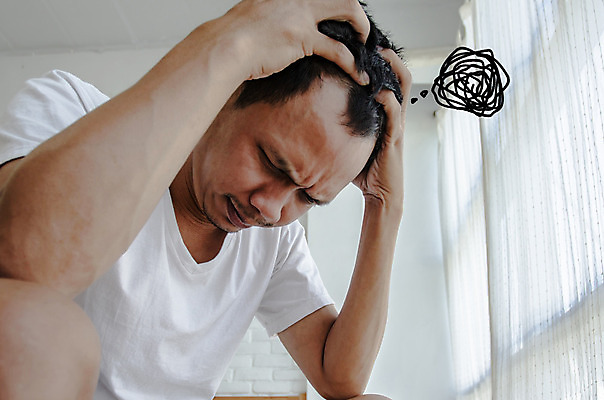 포토 JPG 해외이미지 백인 여자 남자 얼굴 신체 청진기 베개 근육 스트레스 주택 건강 병원 피곤 한명 사람 앉기 성인 빨간색 소파 머리 방 고통 의사 슬픔 흰색 침대 업무 열 질병 걱정 두통 돌봄 우울증 편두통 해외202004 해외포토 서양인 1 감정 컬러 가구 컨셉 의자 의학 의료기기 침구 모션 건물 신체부위 의료진 작업 파일형식 이미지허브