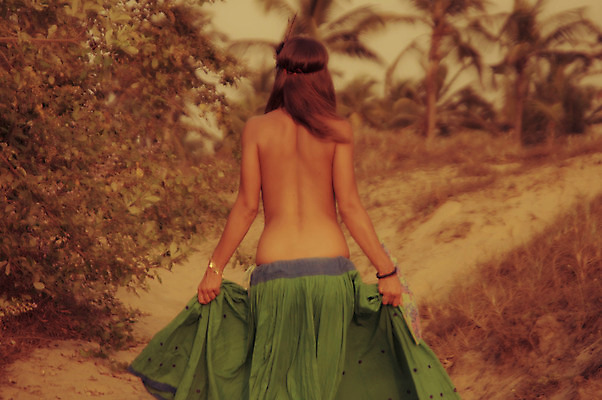 포토 JPG 해외이미지 백인 모델 1 라이프스타일 응시 여자 꽃 행복 문화 얼굴 컨셉 팔찌 자연 휴식 한명 사람 성인 야외 유행 평화 자유 머리띠 우아함 심볼 사인 복고 집시 환각 회복 히피 스타일 해외202004 해외포토 서양인 식물 시선 감정 장신구 생활 신체부위 생태계 증상 파일형식 이미지허브