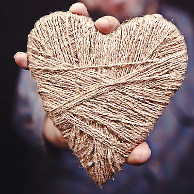 포토 JPG 해외이미지 모양 백인 학생 손 남자 행복 백그라운드 손가락 관계 휴가 실내 발렌타인데이 관리 선물 사랑 사람 정장 성인 사람없음 흰색 하트 잡기 뜨개질 바느질 심볼 오브젝트 사인 큐피드 보여주기 고립 옛날 해외202004 해외포토 서양인 옷 감정 컬러 모션 데이이벤트 취미 내부 신체부위 파일형식 이미지허브