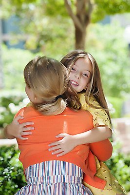 포토 JPG 해외이미지 딸 행복 어린이 가족 포옹 엄마 건강 사랑 사람 두명 육아 흰색 잡기 달콤 작음 세대 돌봄 해외202004 해외포토 감정 컬러 관계 안기 모션 맛 크기 파일형식 이미지허브