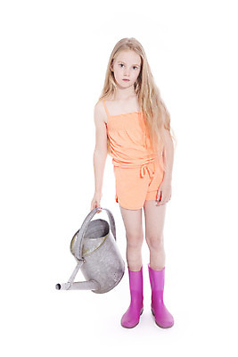 포토 JPG 해외이미지 백인 1 라이프스타일 여자 행복 어린이 분홍색 백그라운드 자연 주택 부츠 한명 서기 사람 세로 카메라 정원 봄 흰색 잡기 업무 캔 물주기 원예 내추럴 해외202004 해외포토 서양인 계절 감정 컬러 신발 모션 취미 건물 생활 전자제품 작업 생태계 파일형식 이미지허브