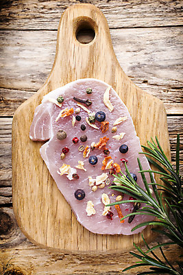 포토 JPG 해외이미지 접시 음식 조각 부분 육류 돼지고기 스테이크 사람없음 쌓기 소고기 자르기 허브 향신료 오브젝트 날것 로즈메리 등심 해외202004 해외포토 식물 식기 식재료 모션 서양음식 향미료 파일형식 이미지허브