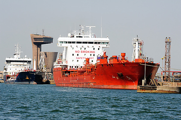 포토 JPG 해외이미지 유럽 산업 바다 비즈니스 교통시설 하늘 사람없음 물 글로벌 검은색 프랑스 화물 보트 석유 큼 화물선 무역 함선 상업 탱크 연료 수납 무거움 물류 마르세유 수입 유조선 해외202004 해외포토 자연요소 나라 컬러 교통 배_교통 운송업 무게 크기 시설 파일형식 이미지허브