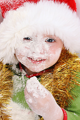 포토 JPG 해외이미지 행복 크리스마스장식 크리스마스 한명 소년 빨간색 초록색 주방 흰색 표현 황금 굽기 준비 밀가루 성분 솜털 걸음마 해외202004 해외포토 1 기념일 남자 감정 어린이 컬러 모션 사람 가루 구이 파일형식 이미지허브