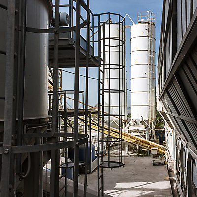 포토 JPG 해외이미지 식물 산업 공장 직장 사람없음 탑 힘 기계 트럭 제조 땅 시설 탱크 시멘트 수납 짐차 무거움 사일로 콘크리트 해외202004 해외포토 건축물 회사 공업 자동차 무게 파일형식 이미지허브