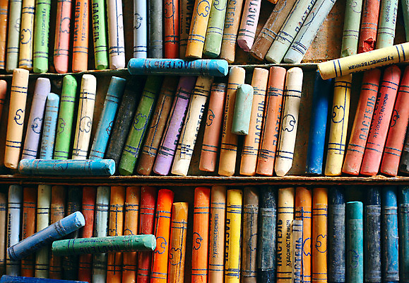 포토 JPG 해외이미지 종이 취미 사람없음 빨간색 상자 컬러풀 숫자 연필 페인트 이젤 그림 옛날 파스텔톤 해외202004 해외포토 문자 컬러 학용품 필기구 미술도구 파일형식 이미지허브