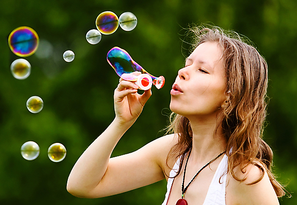포토 JPG 해외이미지 백인 손 여자 행복 얼굴 장난 놀이 한명 사람 야외 초록색 컬러풀 맑음 거품 기쁨 흰색 잡기 큼 불기 만족 긍정 비누 타격 몽환 해외202004 해외포토 서양인 1 감정 컬러 컨셉 모션 날씨 신체부위 위생용품 크기 파일형식 이미지허브