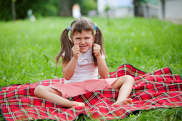 포토 JPG 해외이미지 1 공원 여학생 어린이 밭 휴식 한명 사람 앉기 야외 빨간색 초록색 금발 소풍 봄 유치원 분노 짜증 자녀 만족 지역 해외202004 해외포토 학생 헤어스타일 계절 공공시설 여자 교육 감정 컬러 컨셉 농업 모션 야외활동 파일형식 이미지허브