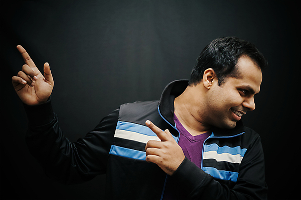 포토 JPG 해외이미지 모델 라이프스타일 응시 남자 행복 얼굴 백그라운드 건강 한명 웃음 동양인 유행 검은색 어둠 최고 자신감 인도인 슛 해외202004 해외포토 외국인 1 시선 감정 컬러 표정 사람 인종 생활 신체부위 파일형식 이미지허브