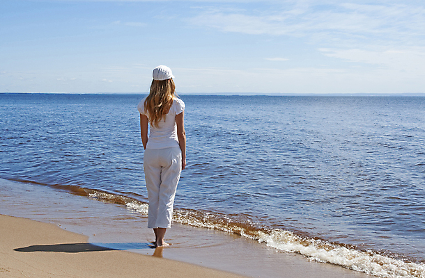 포토 JPG 해외이미지 호수 여유 모래 파도 바다 여행 맨발 자연 휴가 휴식 한명 사람 풍경 해변 야외 가로 물 파란색 모래사장 여행객 침묵 고요 기쁨 흰색 고독 휴양지 혼자 수평선 해외202004 해외포토 자연요소 1 감정 컬러 컨셉 발 소리 장소 생태계 파일형식 이미지허브
