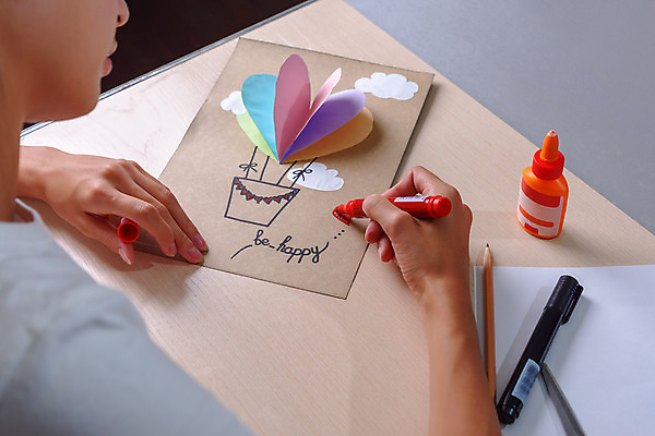 포토 JPG 해외이미지 손 교육 종이 어린이 탁자 주택 관리 미술 사람 앉기 사람없음 컬러풀 장난감 페인트 장비 흰색 도구 공구 아기 잡기 붓 업무 손톱관리 자르기 그림 만들기 예술가 화가 고립 접착제 초보 해외202004 해외포토 직업 컬러 가구 모션 문화예술 건물 신체부위 작업 풀_접착제 네일아트 파일형식 이미지허브