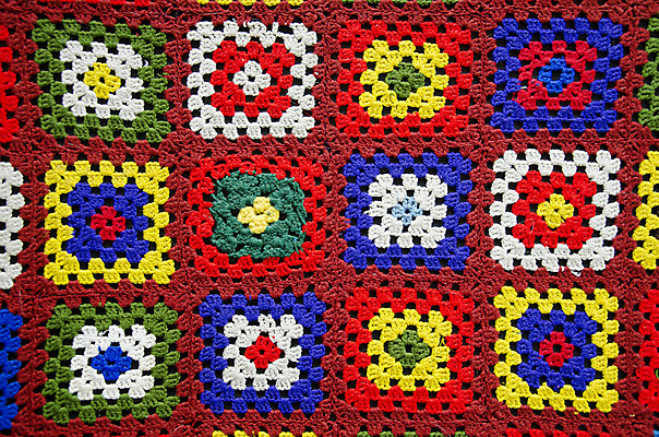 포토 JPG 해외이미지 디자인 백그라운드 표면 추상 미술 사람없음 장식 빨간색 초록색 파란색 컬러풀 갈색 노란색 유행 수확 식탁보 흰색 직물 실 파편 니트 질감 복고 섬유 수공예 옛날 핸드메이드 해외202004 해외포토 컬러 상의 무늬 농업 문화예술 공예 파일형식 이미지허브