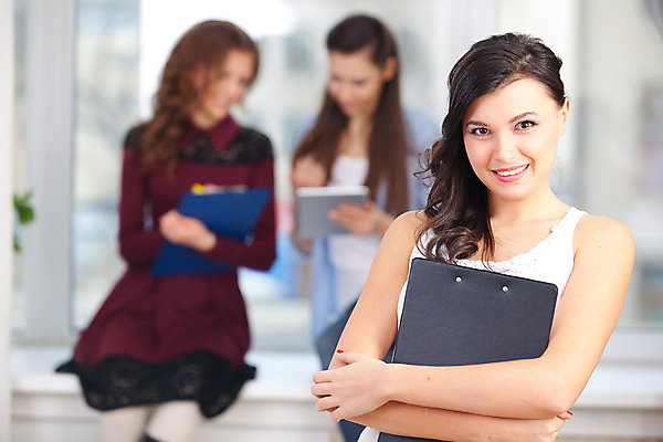 포토 JPG 해외이미지 백인 학생 라이프스타일 응시 여자 교육 행복 백그라운드 교실 청소년 성공 갈색머리 실내 미소 웃음 사람 성인 10대 세명 스터디 환경 잡기 스마트 대학교 긍정 지능 전경 해외202004 해외포토 서양인 헤어스타일 시선 감정 컨셉 학교 모션 표정 풍경 내부 생활 학습 파일형식 탑뷰 이미지허브