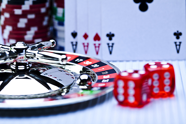 포토 JPG 해외이미지 실내 사람없음 트럼프 포커칩 도박 소프트포커스 카지노 주사위 흰배경 룰렛 겜블 해외202004 해외포토 백그라운드 촬영기법 내부 놀이용품 게임 흰색 포커 파일형식 이미지허브