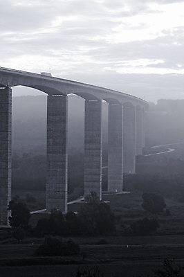 포토 JPG 해외이미지 도로 교통수단 여행 지도 곡선 비즈니스 건축양식 교통시설 모션 하늘 미술 사람없음 건물 일출 일몰 새벽 운전 흐름 안개 가을 기둥 고가도로 고속도로 속도 통로 바쁨 헝가리 건너기 구름다리 넘어짐 루트 뿌연 콘크리트 해외202004 해외포토 자연요소 건축물 계절 건축 길 선 교통 컨셉 날씨 문화예술 노을 다리_건축물 시설 동유럽 파일형식 이미지허브