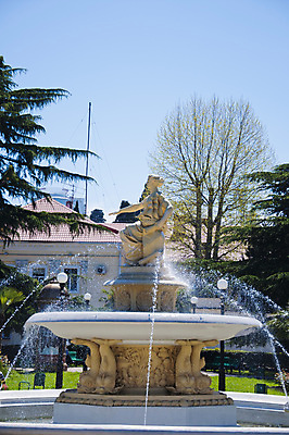 포토 JPG 해외이미지 손 바다 패턴 의자 탁자 하늘 바닥 어류 미술 사람없음 건물 물 조각상 반사 흰색 역 방향 오브젝트 천장 샹들리에 분무기 천연기념물 해외202004 해외포토 자연요소 건축물 컬러 가구 무늬 교통시설 문화예술 조명 신체부위 조형물 수중동물 파일형식 이미지허브