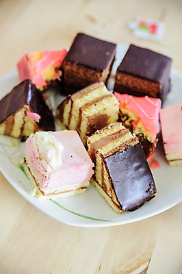 포토 JPG 해외이미지 접시 기념일 음식 결혼 탁자 딸기 디저트 이벤트 사람없음 세로 파티 쌓기 케이크 초콜릿 식사 축하 변화 달콤 크림 상쾌 흙더미 뷔페 페스츄리 핸드메이드 해외202004 해외포토 식기 감정 빵 가구 컨셉 과일 모션 흙 맛 파일형식 더미 이미지허브