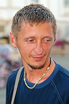 포토 JPG 해외이미지 백인 손 의자 휴식 거리 한명 미소 앉기 성인 여름 침묵 차 시력 예술가 행진 해외202004 해외포토 서양인 1 계절 음료 가구 컨셉 모션 표정 사람 신체부위 소리 파일형식 이미지허브