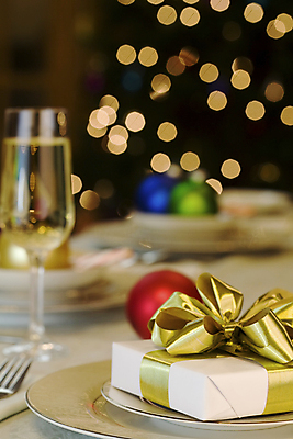 포토 JPG 해외이미지 리본 음료 크리스마스 유리 탁자 휴가 선물 사람없음 장식 빨간색 황금 우아함 활 해외202004 해외포토 기념일 컬러 가구 컨셉 재질 파일형식 이미지허브