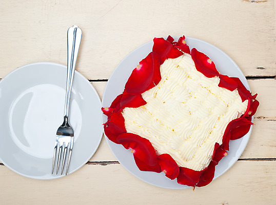 포토 JPG 해외이미지 접시 꽃잎 포크 사람없음 장미 케이크 달콤 생크림 나무배경 해외포토 식기 꽃 백그라운드 디저트 맛 크림 파일형식 이미지허브