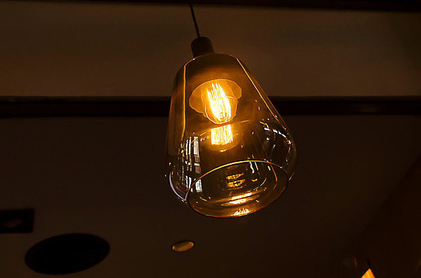 포토 JPG 해외이미지 디자인 백그라운드 전구 유리 조명 매달리기 사람없음 내부 장식 빛 식당 검은색 어둠 에너지 수확 골동품 흰색 램프 빛망울 해외202004 해외포토 컬러 농업 모션 재질 상점 파일형식 이미지허브