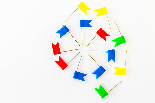 포토 JPG 해외이미지 모양 디자인 종이 컨셉 패턴 일러스트 비즈니스 추상 문구용품 화살 사람없음 빨간색 초록색 파란색 컬러풀 사무실 노란색 3D 흰색 깃발 방향 심볼 날카로움 고립 해외202004 해외포토 컬러 무늬 디지털합성 오브젝트 파일형식 이미지허브