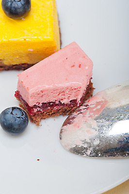 포토 JPG 해외이미지 접시 디저트 사람없음 숟가락 달콤 블루베리 무스케이크 해외202004 해외포토 식기 음식 과일 수저 케이크 맛 파일형식 이미지허브