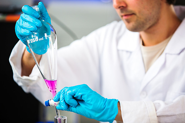 포토 JPG 해외이미지 백인 직업 1 응시 여자 남자 얼굴 과학 백그라운드 노동자 건강 병원 현미경 실험 한명 사람 성인 스터디 약 머리 장비 의사 코트 흰색 업무 액체 기술자 실험실 과학자 플라스크 분석 생물학 비커 고립 돌봄 화학물질 화학자 해외202004 해외포토 서양인 시선 교육 컬러 컨셉 의학 모션 실험기구 신체부위 학습 외투 의료진 작업 화학 학자 파일형식 이미지허브