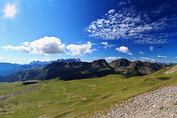 포토 JPG 해외이미지 나무 구름 유럽 여행 자연 하늘 산 안테나 파노라마 풍경 사람없음 야외 초록색 여름 파란색 햇빛 태양 환경 계곡 맑음 이탈리아 하이킹 광선 신선 숲 땅 알프스 산악지대 절정 해외202004 해외포토 자연요소 식물 계절 나라 컬러 통신 레저 날씨 촬영기법 생태계 파일형식 이미지허브