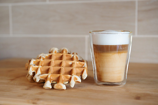 포토 JPG 해외이미지 전통 접시 문화 커피 음료 음식 조각 백그라운드 컨셉 탁자 아침 휴가 디저트 건강 요리 사람없음 목재 장식 컵 갈색 쌓기 쿠키 과자 케이크 검은색 식사 손상 카페 빵집 머그컵 흰색 시골 뜨거움 원형 황금 달콤 맛 아침식사 설탕 시리얼 밀 굽기 먹기 유기농 반죽 밀가루 시럽 아메리카노 에스프레소 와플 얇은 카페인 페스츄리 핸드메이드 스타일 캐러멜 해외202004 해외포토 주간 도형 나무 식기 웰빙 빵 컬러 가구 재료 모션 곡류 상점 가루 구이 파일형식 이미지허브