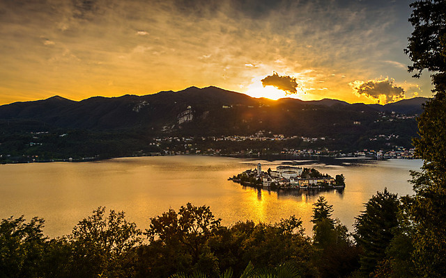 포토 JPG 해외이미지 계절 유럽 호수 섬 여행 건축양식 자연 조류 하늘 휴가 산 따뜻함 풍경 사람없음 물 여름 파란색 평화 일출 일몰 이탈리아 도시 보트 숲 알프스 타운 산기슭 바로크 해외202004 해외포토 자연요소 동물 건축 나라 컬러 컨셉 배_교통 노을 생태계 파일형식 이미지허브
