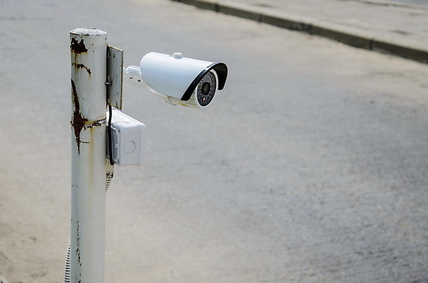 포토 JPG 해외이미지 응시 산업 비즈니스 하늘 지붕 경비 안전 사람없음 야외 카메라 텔레비전 장비 흰색 기구 관찰 도시 재산 보호 비밀 순환 보안 만들기 전자 공포 감시 시스템 동영상 점검 고립 사생활 제어 해외202004 해외포토 시선 컬러 컨셉 모션 금융 전자제품 파일형식 이미지허브