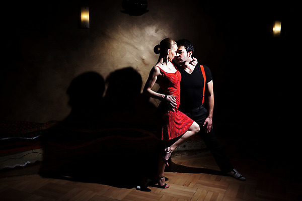 포토 JPG 해외이미지 커플 감정 음악 포즈 모션 그림자 사랑 사람 성인 두명 빨간색 금발 검은색 공연 댄서 춤 뜨거움 우아함 열정 히스패닉 아르헨티나 강렬 살사댄스 탱고 선두 해외202004 해외포토 직업 헤어스타일 컬러 컨셉 관계 문화예술 이벤트 남아메리카 파일형식 이미지허브