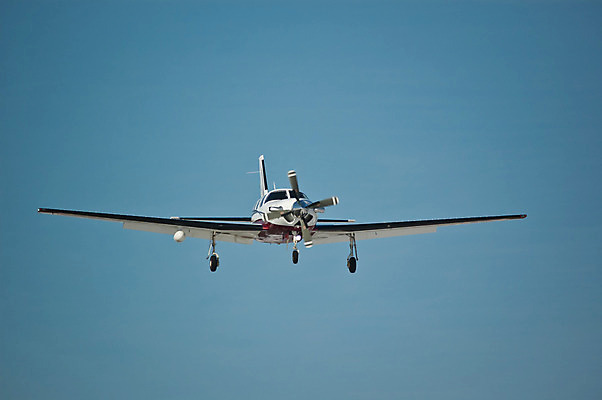 포토 JPG 해외이미지 교통시설 하늘 사람없음 야외 가로 사진촬영 프로펠러 대패 착륙 해외202004 해외포토 교통 촬영 시설 파일형식 이미지허브