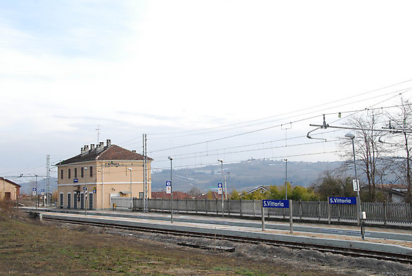 포토 JPG 해외이미지 도로 길 선 교통수단 여행 건축양식 교통시설 거리 풍경 사람없음 야외 건물 금속 기차 역 방향 철 교차로 물류 건너기 방법 선로 철강 해외202004 해외포토 건축물 건축 육상교통 교통 모션 재질 대중교통 시설 파일형식 이미지허브