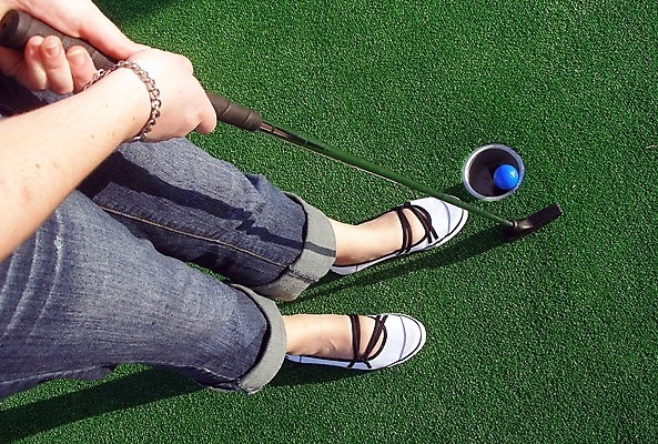 포토 JPG 해외이미지 스포츠 골프 공 발 사람없음 구멍 그네 미니 해외202004 해외포토 신체부위 구기 파일형식 이미지허브