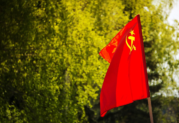 포토 JPG 해외이미지 공원 백그라운드 패턴 벽지 날리기 날씨 사람없음 빨간색 축제 깃발 역사 망치 5월 선거 심볼 대나무 질감 복고 군용 러시아 깃대 낫 애국심 혁명 공산주의 러시아인 소비에트 썩음 옛날 우크라이나 집회 항의 해외202004 해외포토 서양인 나무 공공시설 유럽 컬러 컨셉 무늬 모션 군대 공구 날짜 민주주의 파일형식 이미지허브