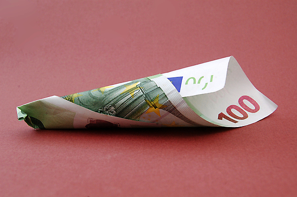 포토 JPG 해외이미지 모양 유럽 종이 백그라운드 컨셉 돈 일러스트 비즈니스 성공 안전 사람없음 금융 3D 쌓기 흐름 저축 유로 벨트 흰색 도움 스페인 구출 재산 보호 중개인 심볼 사인 보안 투자 부표 보험 파산 대출 빚 sos 고립 발생 적자 헬프 자선단체 해외202004 해외포토 직업 잡화 나라 컬러 모션 경제 그룹 디지털합성 구조요청 자선 파일형식 이미지허브