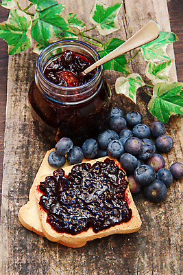 포토 JPG 해외이미지 잎 유리병 실내 사람없음 하이앵글 달콤 덩굴 식빵 블루베리 나무숟가락 과일잼 나무배경 해외포토 식물 빵 뷰포인트 백그라운드 과일 병_용기 내부 숟가락 맛 잼 파일형식 이미지허브