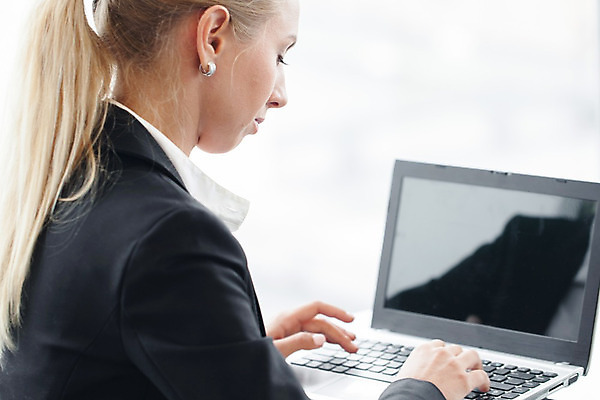 포토 JPG 해외이미지 학생 교육 비즈니스 한명 정장 노트북 컴퓨터 사무실 자료 타이핑 작업 비즈니스우먼 분석 해외202004 해외포토 1 옷 여자 컨셉 사람 전자제품 직장인 파일형식 이미지허브