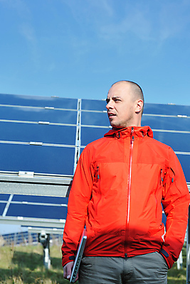 포토 JPG 해외이미지 주간 남자 한명 들기 상반신 성인 야외 앞모습 노트북 주머니손 태양에너지 집열판 성인남자한명만 해외202004 해외포토 자연요소 1 뷰포인트 모션 사람 전자제품 그린에너지 남자한명만 성인남자만 파일형식 이미지허브