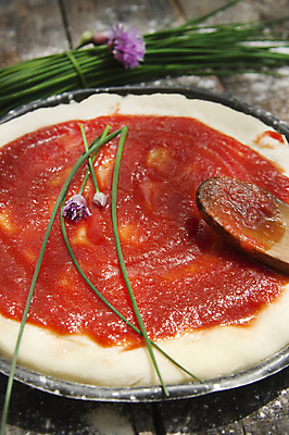 포토 JPG 해외이미지 접시 피자 실내 사람없음 허브 반죽 바르기 토마토소스 나무숟가락 나무탁자 해외202004 해외포토 식물 식기 모션 탁자 패스트푸드 서양음식 내부 숟가락 소스_음식 파일형식 이미지허브