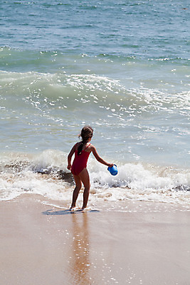 포토 JPG 해외이미지 백인 여자 수영복 행복 어린이 모래 파도 바다 장난 가족 자연 놀이 휴가 건강 한명 사람 인종 야외 빨간색 물 달리기 운동 봄 젖음 흰색 작음 땅 흥분 해외202004 해외포토 자연요소 서양인 1 옷 계절 감정 컬러 관계 모션 크기 생태계 파일형식 이미지허브